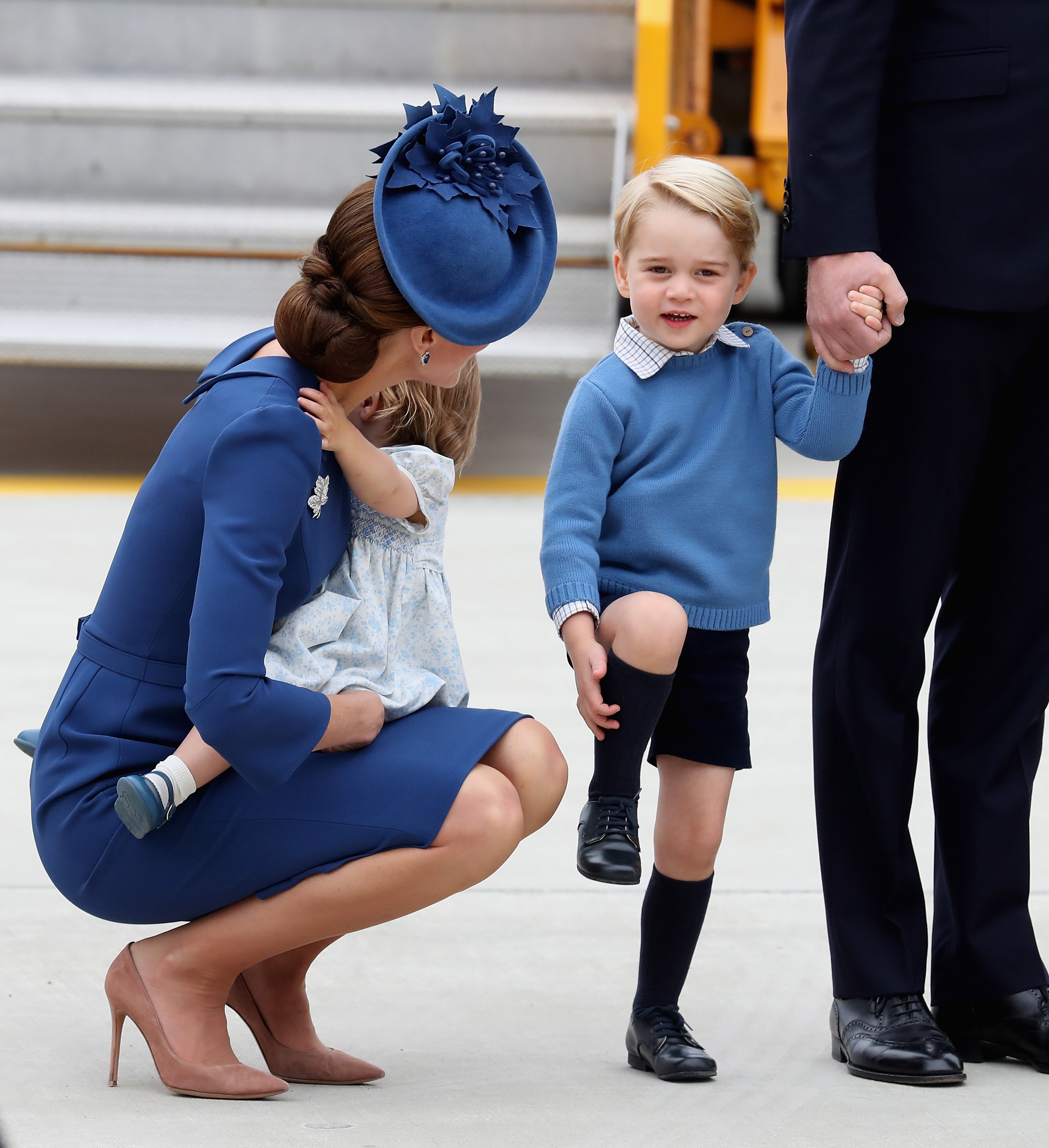 Фото ребенка принца. Отец Кейт Миддлтон и принц Джордж. Принцесса Шарлотта Кембриджская с родителями. Герцогиня Кейт с семьей. Шарлотта Кембриджская с отцом.